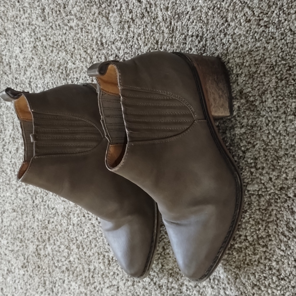 Shoes - Picture 2 of 4